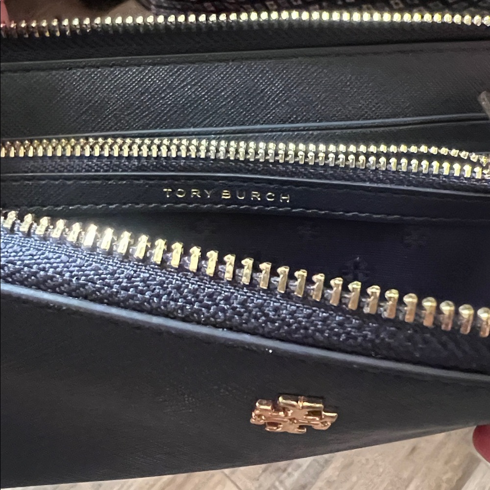 Tory Burch Saffiano Leather wallet - Picture 5 of 5